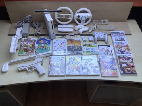 Nintendo Wii met 2 controllers, 2 stuurtjes en veel spellen.