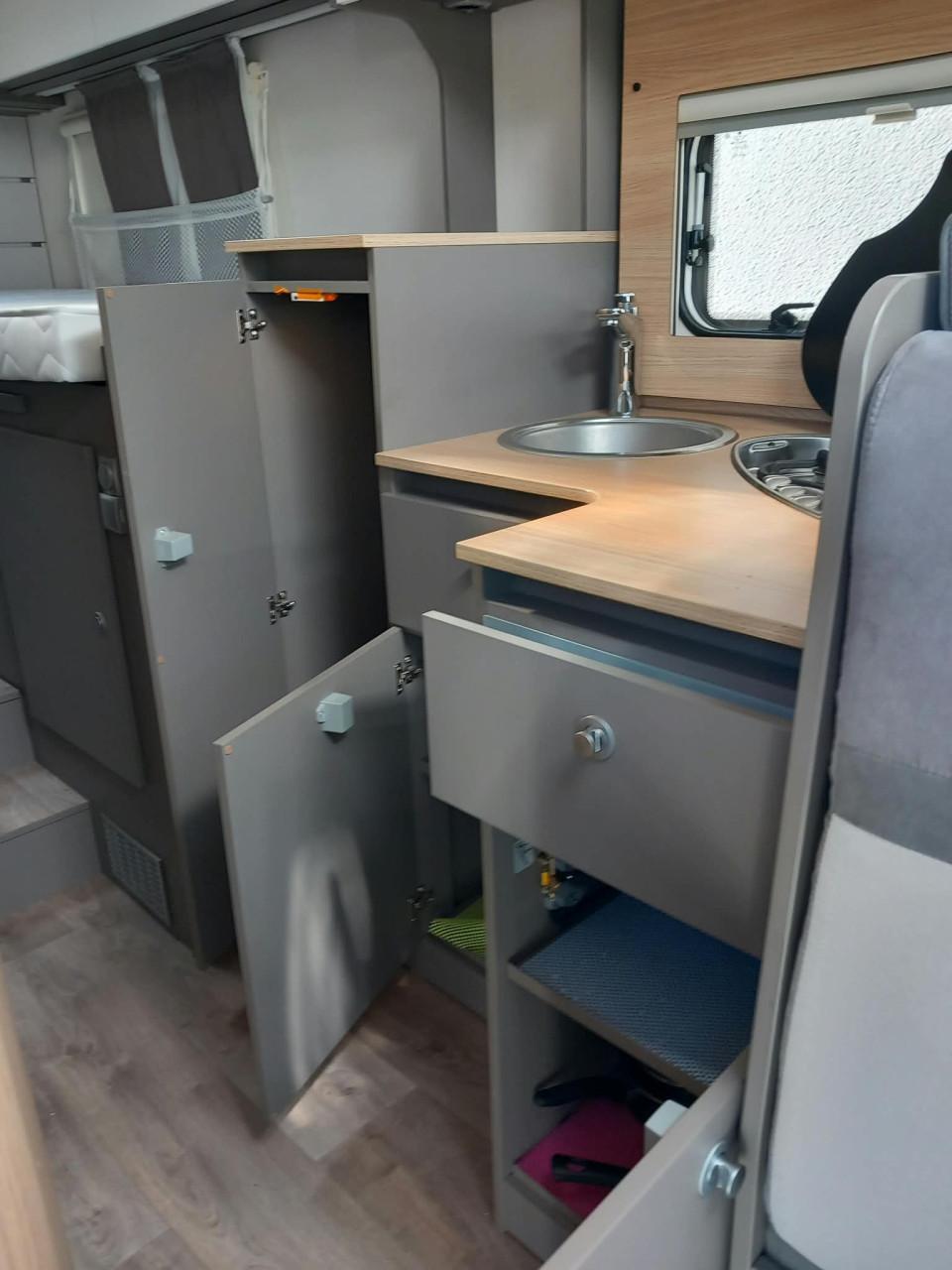 Wegens emigratie ,LMC T660 165pk lengtebedden hagelbestendig Juni 2025  .