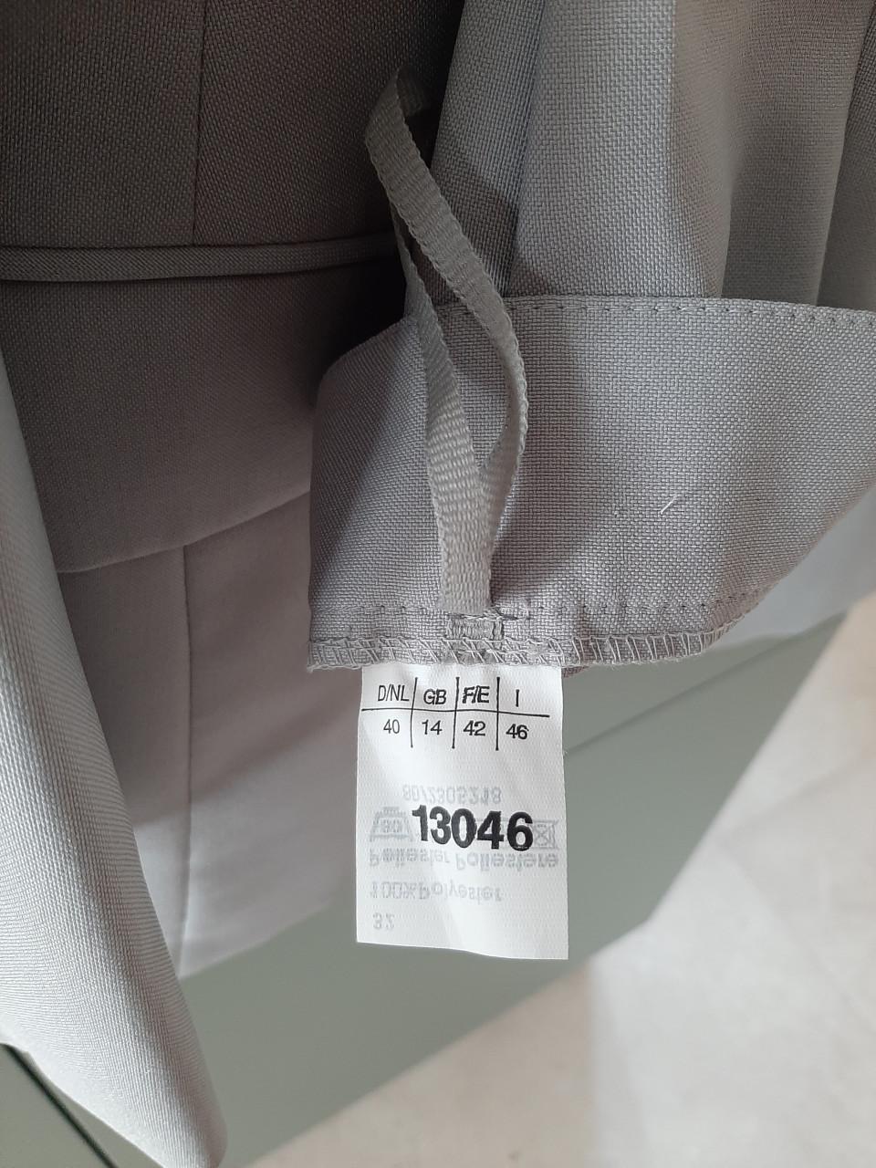 KOSTUUM - COLBERT / BROEK / ROK / GILET - LICHTGRIJS - MAAT 40 - IS NIEUW