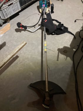 Makita Bosmaaier BCX2500 4takt met harnas