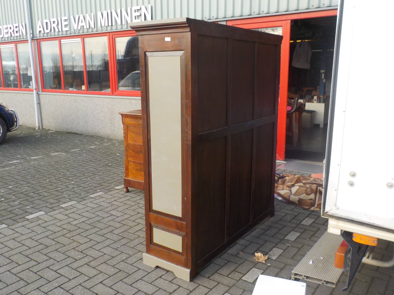 Geheel massief wandmeubel met4 laden waarvan 2 in kast in zeer goede staat