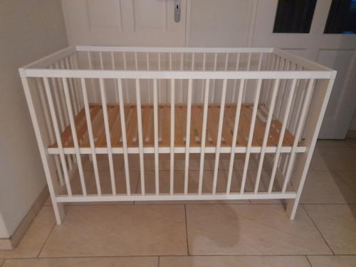 Wit ledikantje (in hoogte verstelbaar ) in goede staat !