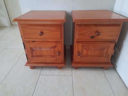 2 Nachtkastjes 44 x 44 x 55H ( in goede nette staat )