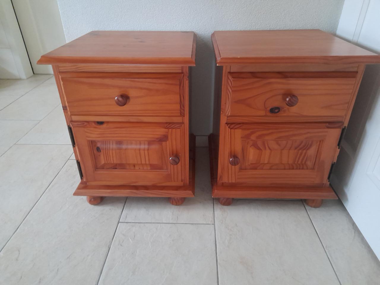 2 Nachtkastjes 44 x 44 x 55H ( in goede nette staat )