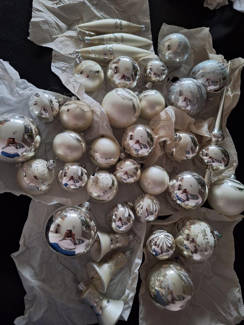 Kerstboomballen,  kerstballen en piek. Glas.