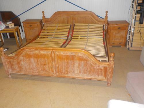 Ledikant 180 x 200 cm + 2 verstelbere lattenbodems + 2 nachtkastjes