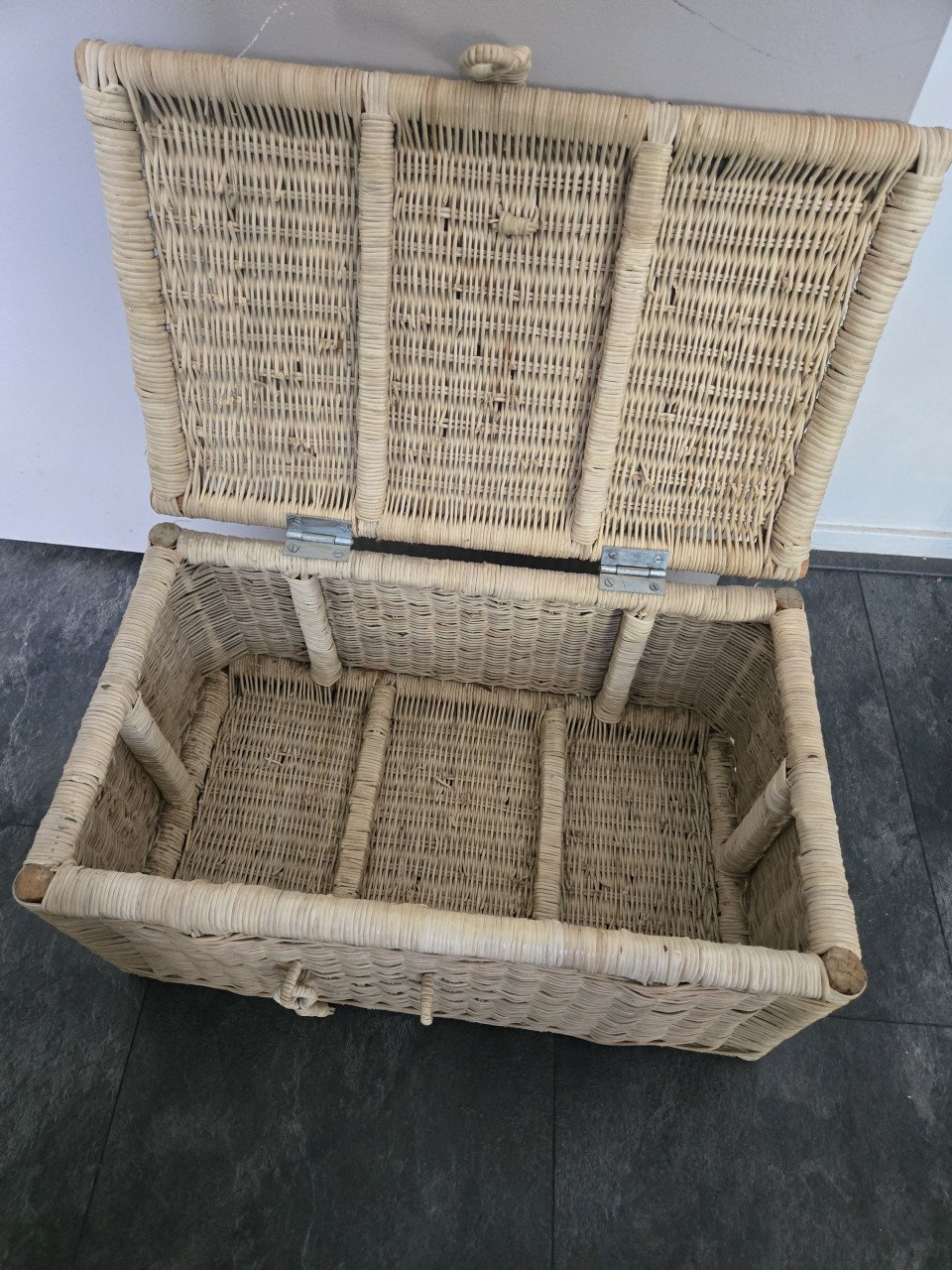 Grote rieten mand met deksel op scharnieren.L52.5xB30zH24cm