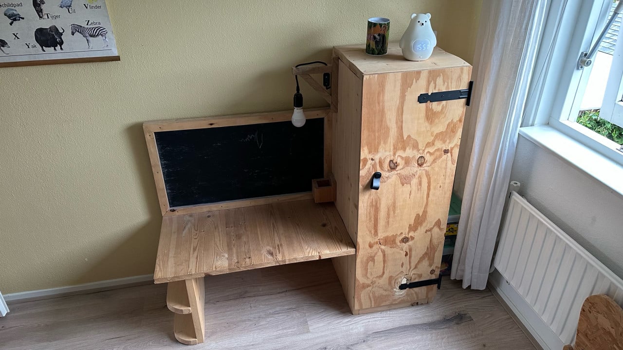 Kinderbureau met Krijtbord, Kast & Lamp