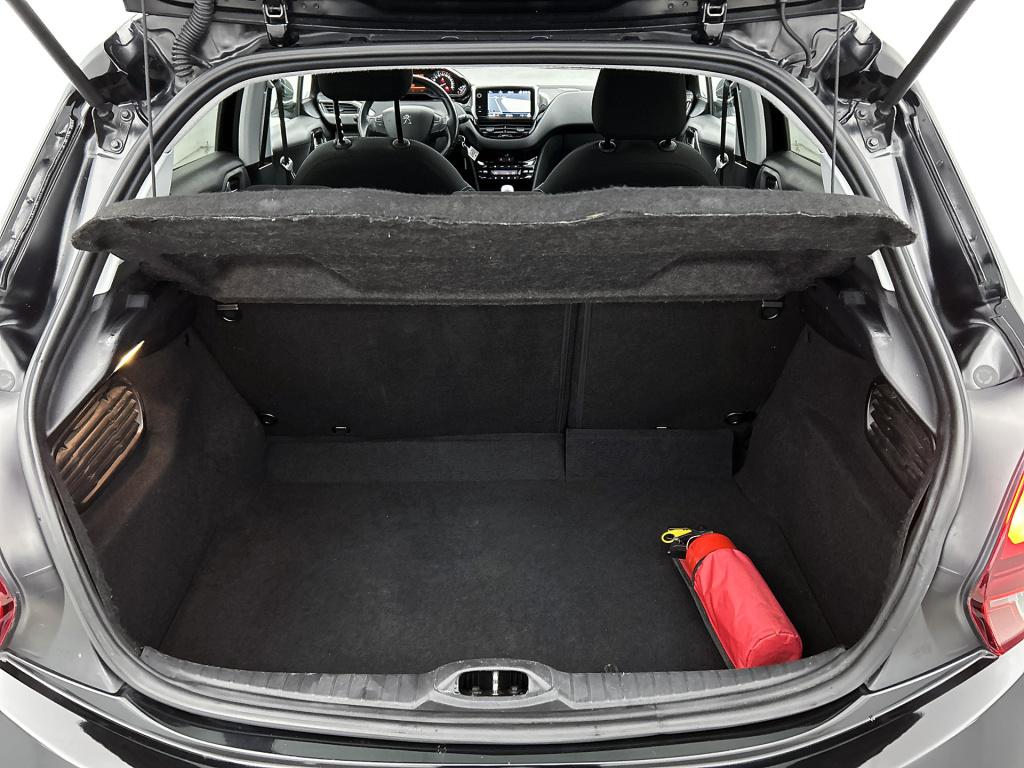 Peugeot 208 110pk tech edition | rijklaar | trekhaak | camera achter | navi