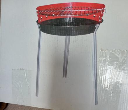 Kleine houtskool barbeque, nieuw in doos. ø 49, 1,7 kg.