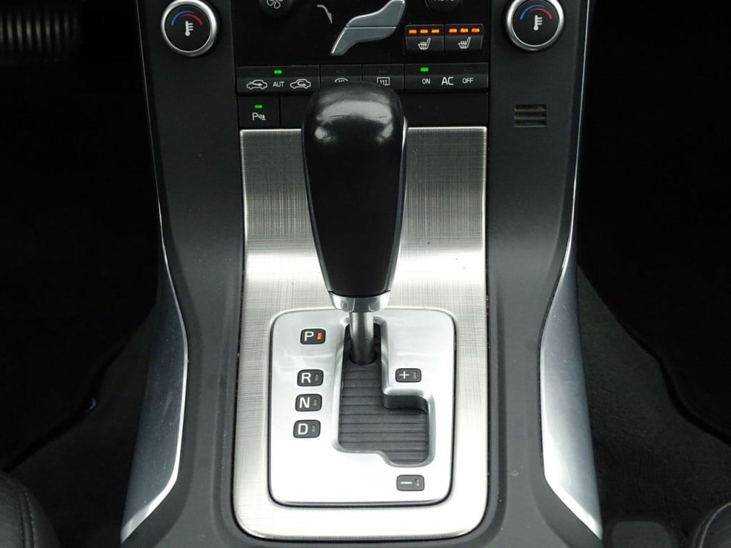 Volvo V70 2.0t momentum automaat | leder | bluetooth | stoelverwarming | na