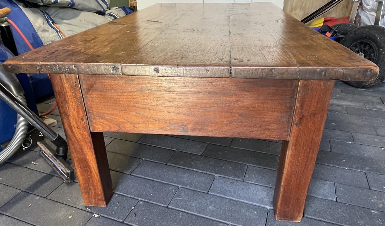 Robuuste houten salontafel met ladessalontafel met 2 lades