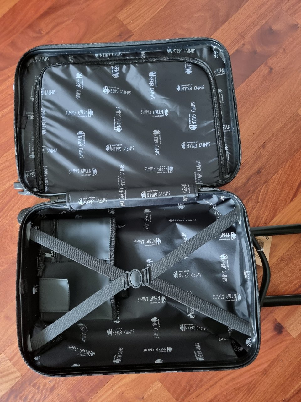 Nieuwe reiskoffer (hand bagage) Zilverkleur met zwart.