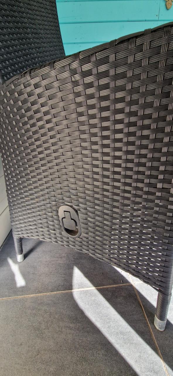 2 tuinstoelen met voetenbankjes