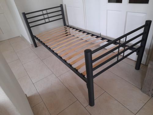 Metalen bed ( in goede nette staat )