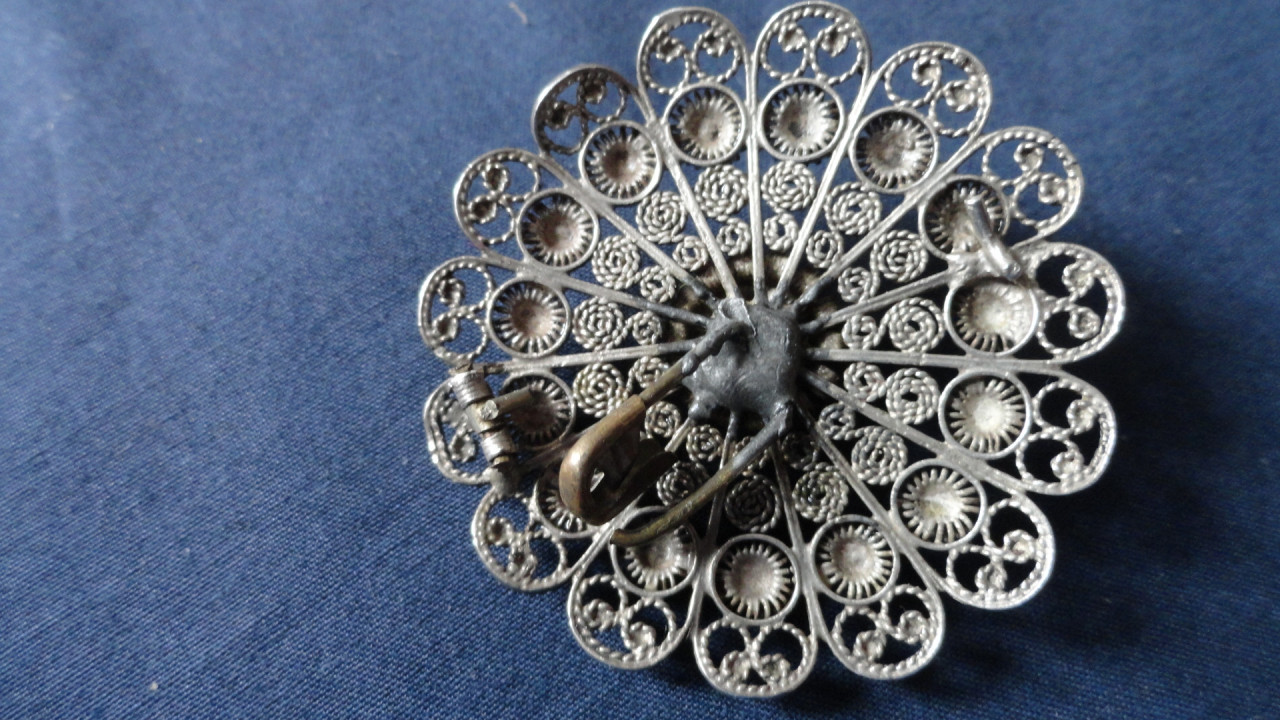 Zilveren speld (boerenknop achtig)– is broche geweest – (zie foto’s)