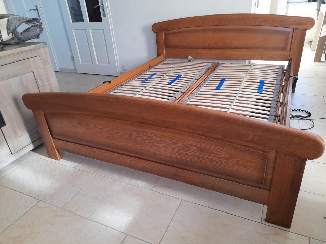 2 Persoons bed met 2 elektrisch verstelbare lattenbodems (in goede staat )