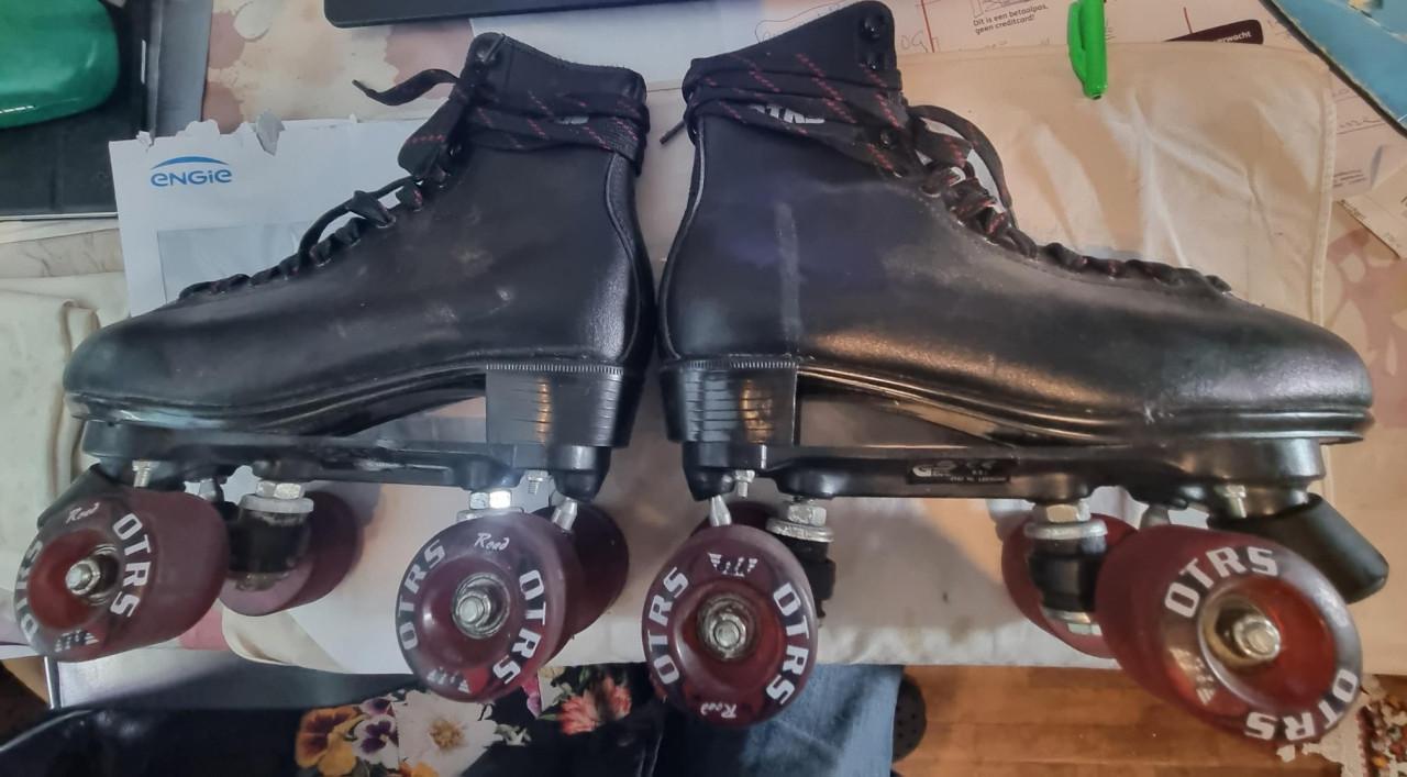 3 x Roller skates  38-39-40-41 & maat 40 zwart 2x