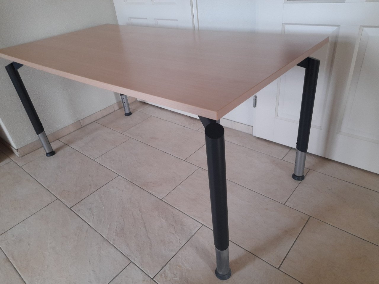Bureau In hoogte verstelbaar 80 x 160 x 78H (in goede staat )