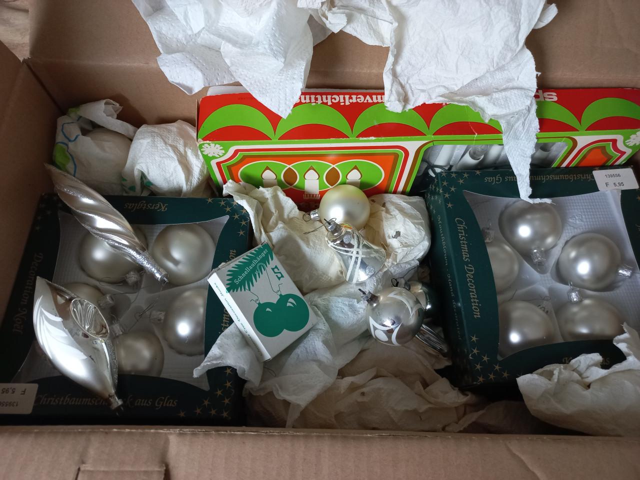 Zilverkleurige kerst boom ballen