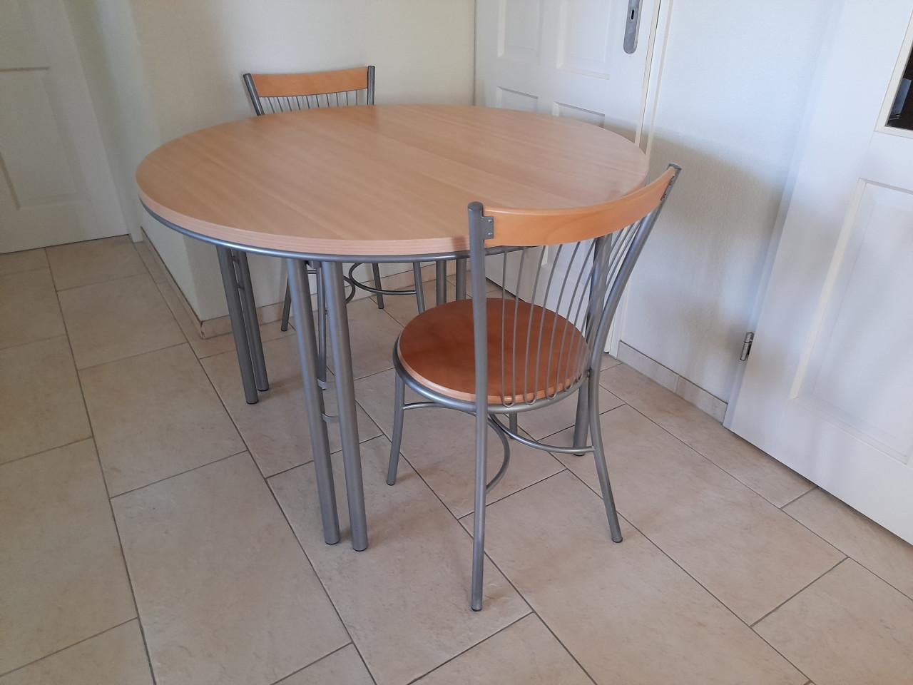 Mooie ronde tafel  110 doorsnede (in goede nette staat )