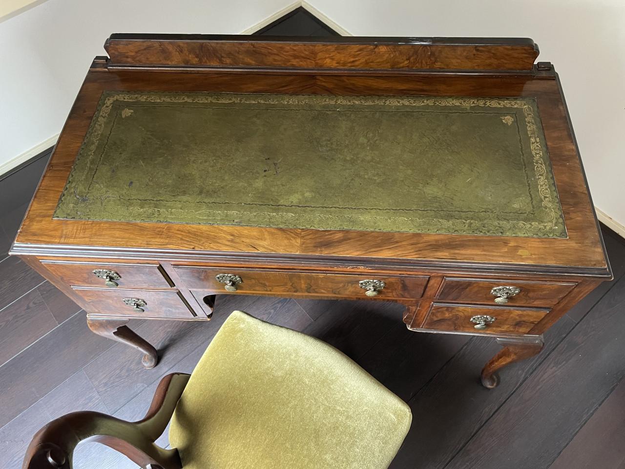 Antiek bureau + stoel