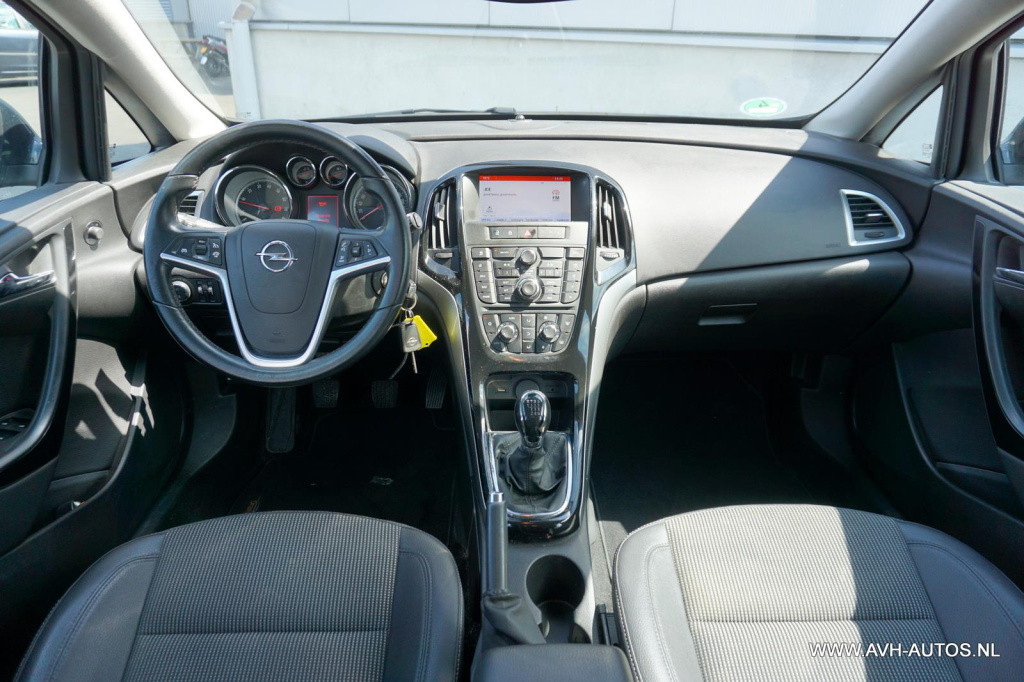 Opel Astra sports tourer 1.4 turbo sport +