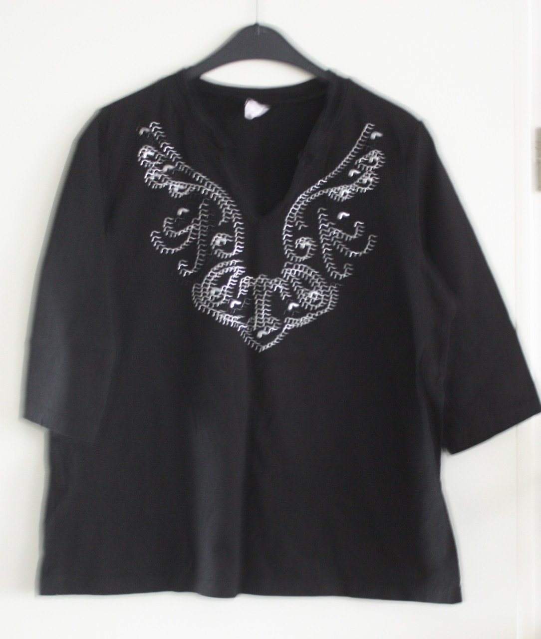 Zwart shirt met steentjes print hals  maat 46