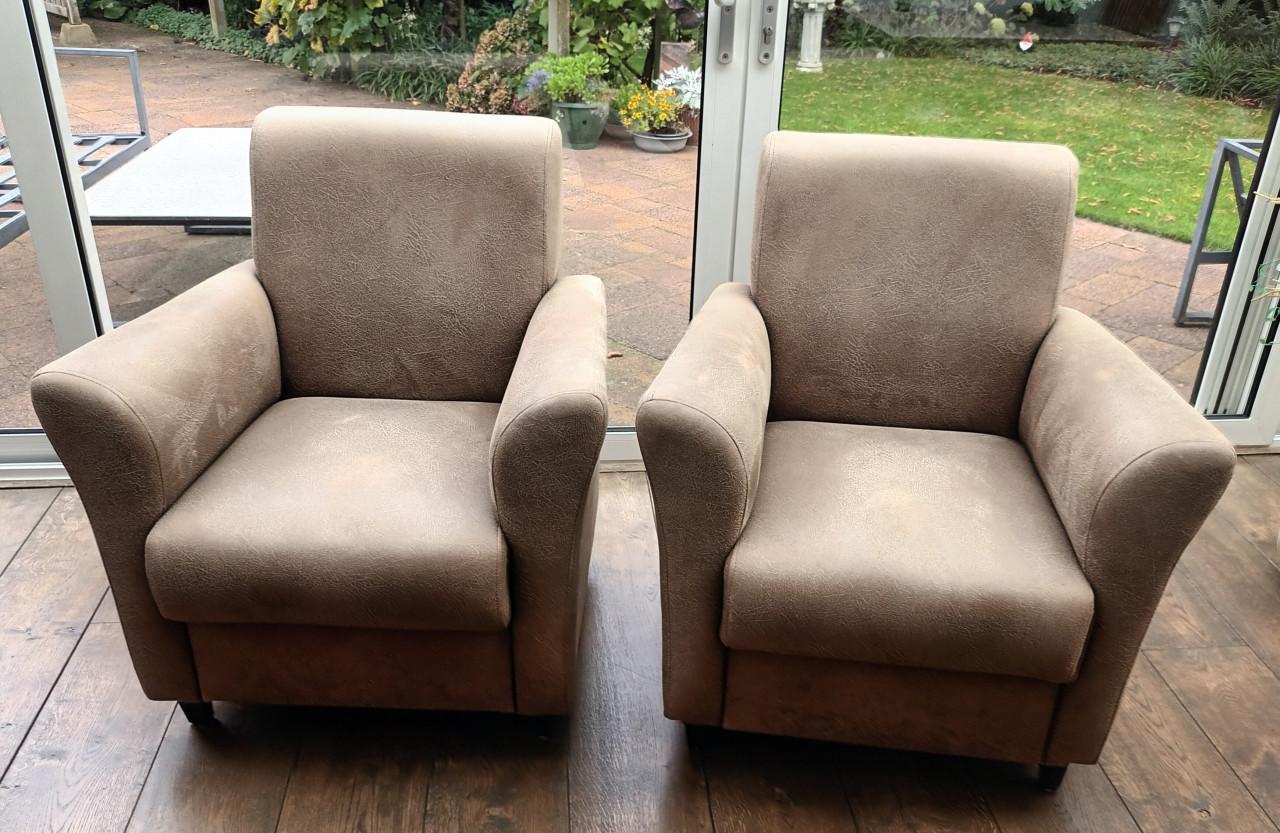 Twee lichtbruine fauteuils