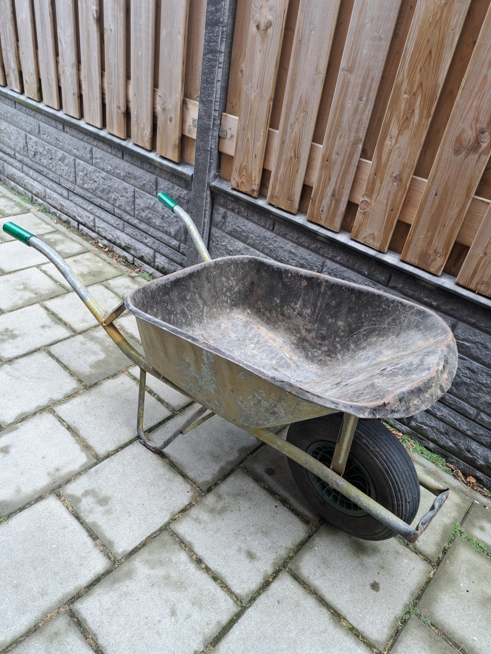 In goede staat zijnde kruiwagen.