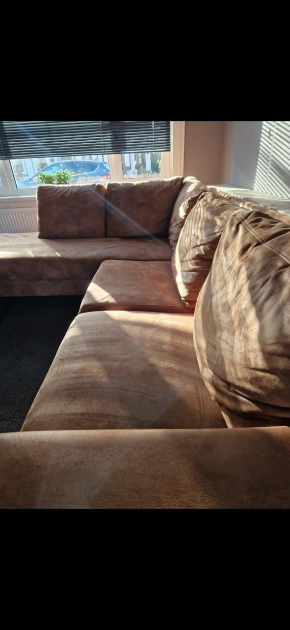 Bank Pronto + houten tafel achter de bank