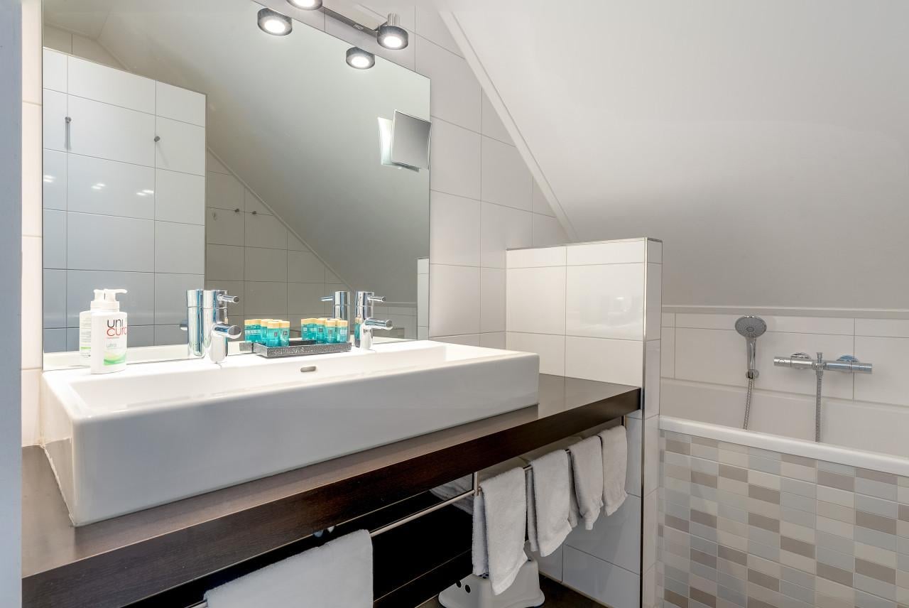 Gemeubileerde, grote zolder kamer te huur - tijdelijk