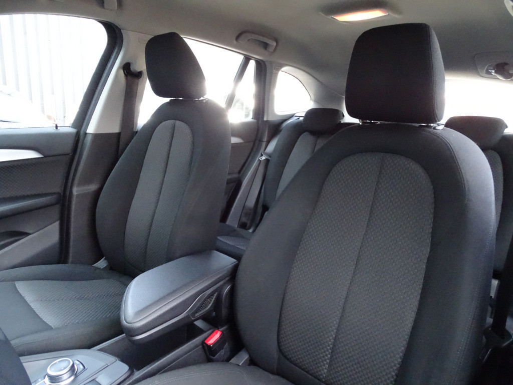 BMW X1 sdrive18i executive automaat | apple carplay | | el. koffer | 17"