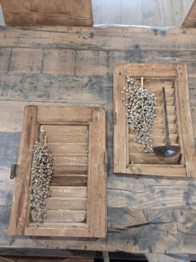 2 mooie houten louvredeurtje, houten schaal. De conditie is in nieuwstaat