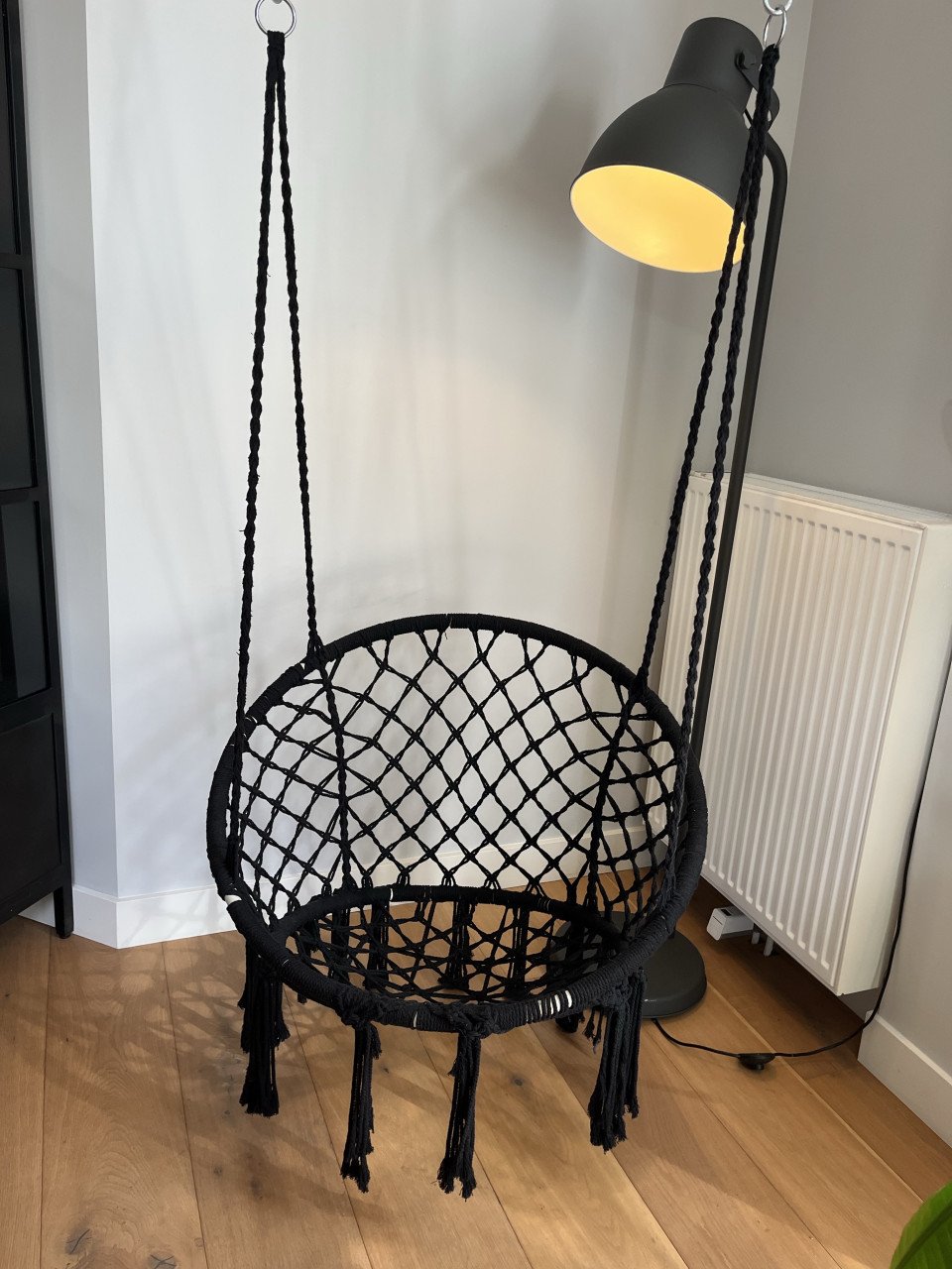 Zwarte hangstoel