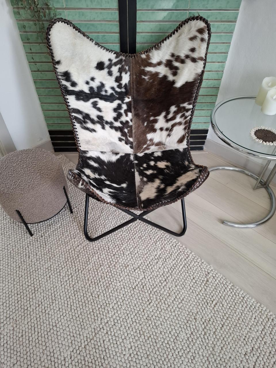 Vlinderstoel met koeienhuid