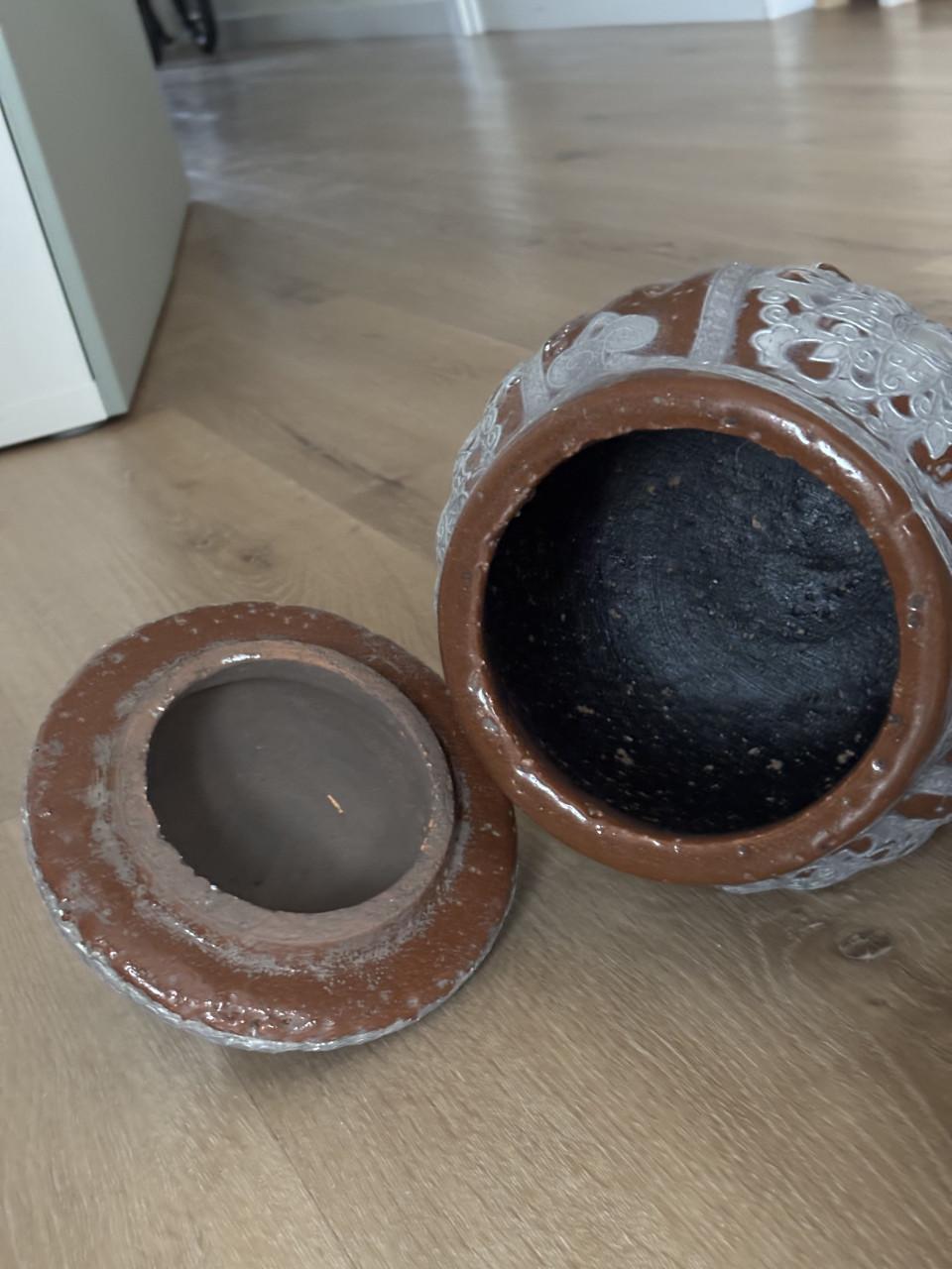 2  MOOIE OUDE POTTEN MET DEKSEL