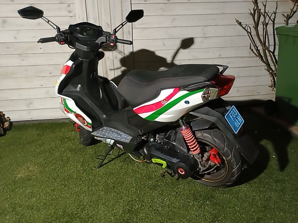 Te koop: Exclusieve Italiaanse MOTOB Racing Scooter 50 cc (Limited Edition)