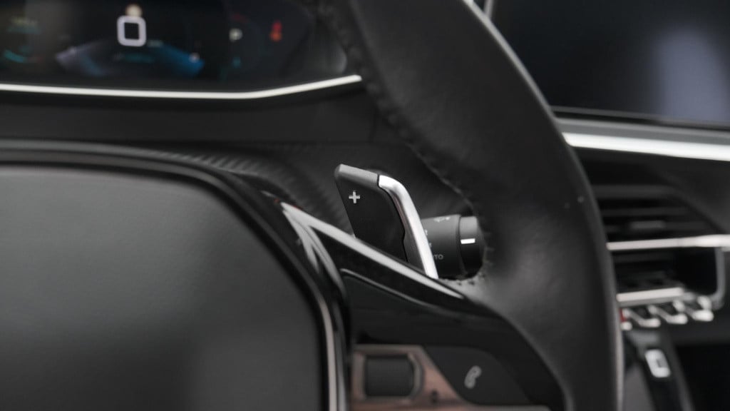 Peugeot 208 puretech 100 eat8 allure | camera | apple carplay | navigatie |