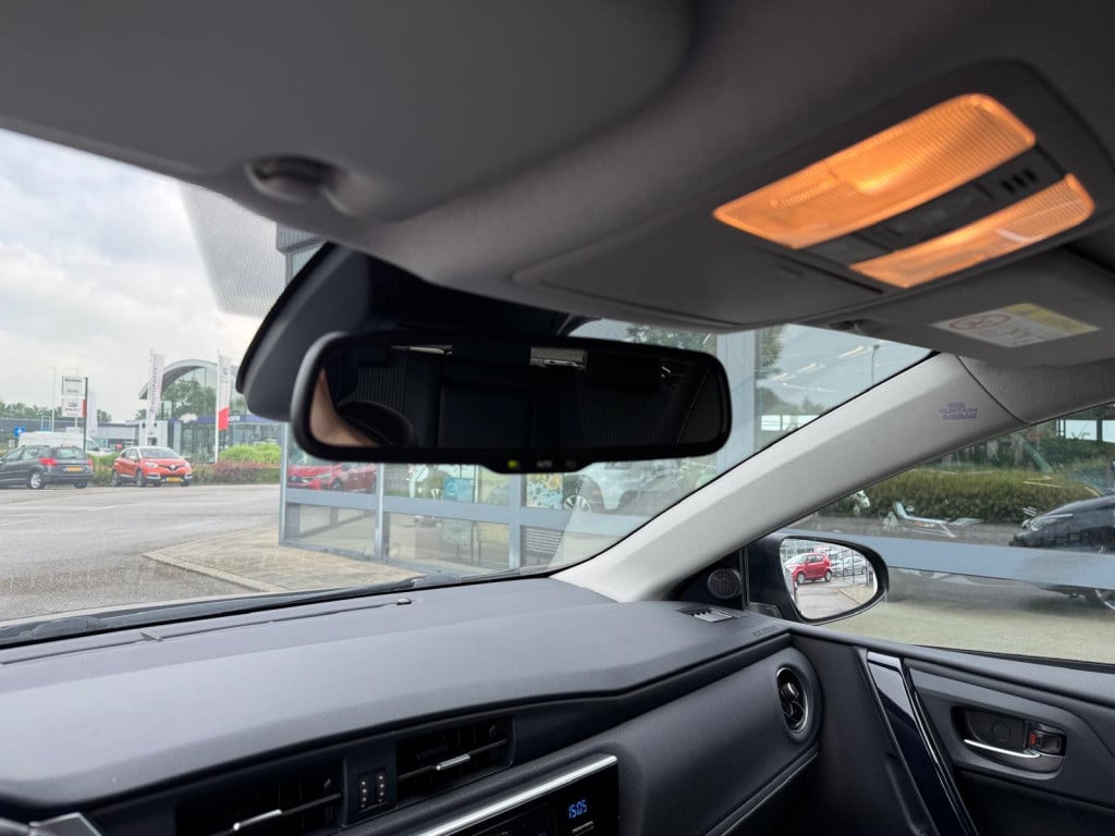 Toyota Auris 1.8 hybrid lease pro