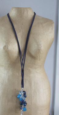 Toutjes ketting met blauw en zilveren bedeltjes
