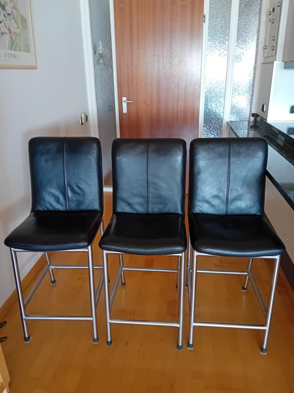 Te koop ; 3 zwart, leren barkrukken.