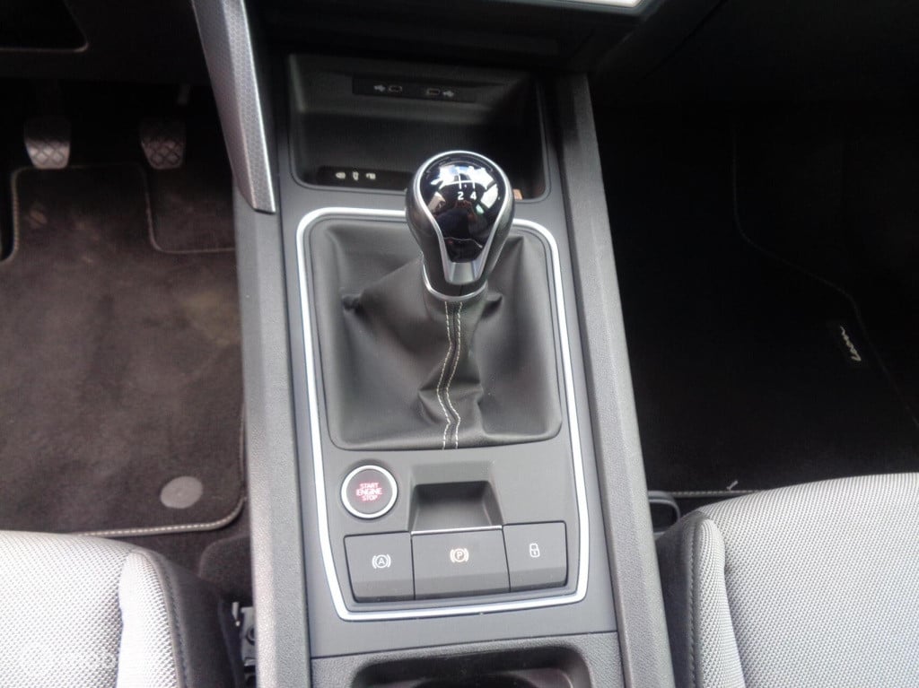 Seat Leon Sportstourer 1.5 tsi style business/airco/lm velgen/carplay/pdc/c