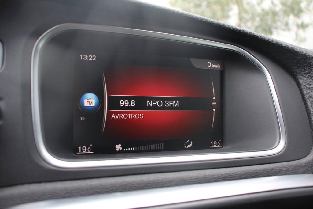 Volvo V40 1.5 t2 r-design automaat - leder/alcantara - led - navi - pdc + c