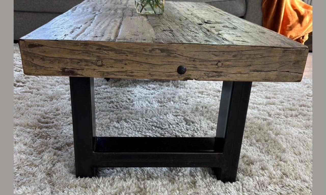 Robuuste industriele eettafel en salontafel
