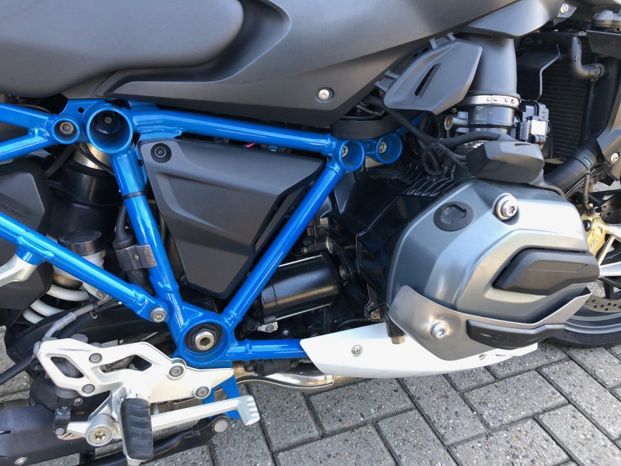 BMW R1200R LC uit 2017 met 65 dkm, full-option, kofferset, etc €8995,-