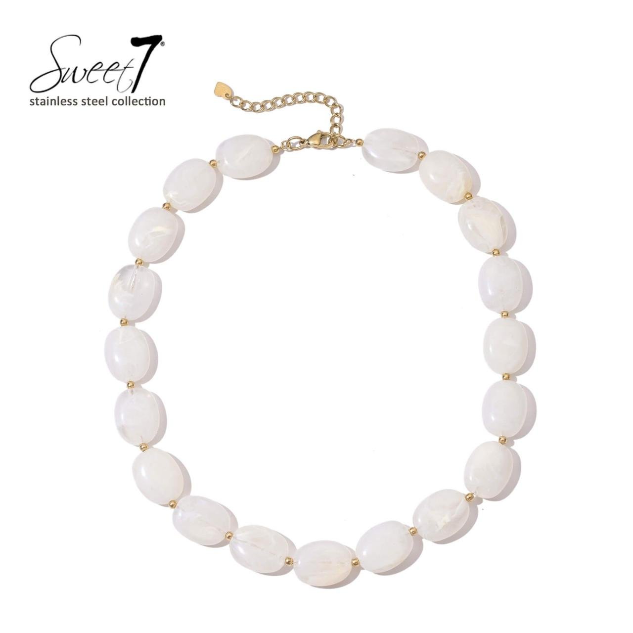 Halsketting met witte kralen en gouden details, elegant en modern.