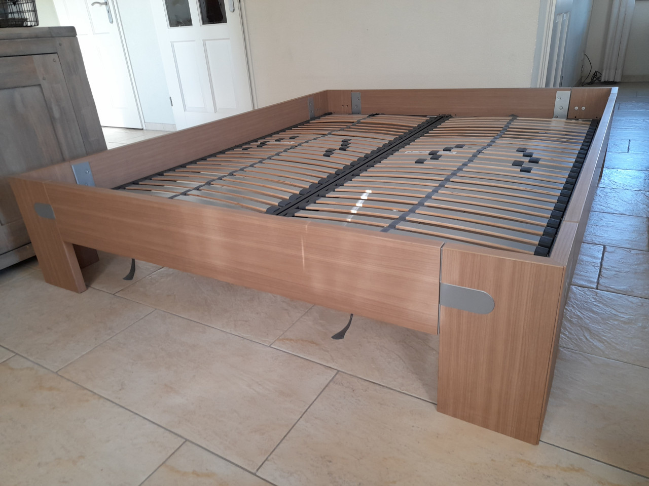 2 Persoons bed 160 x 200 met Bossflex lattenbodems (in goede nette staat )