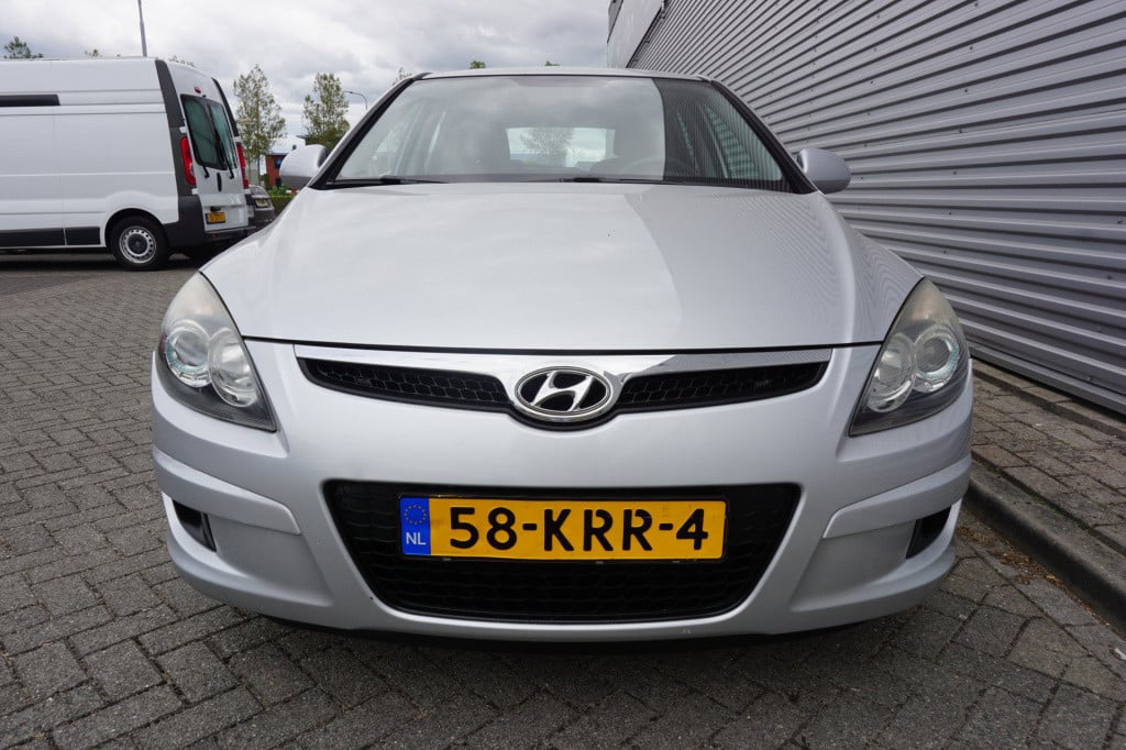 Hyundai I 30 1.4i active cool airco / elektr. ramen / parkeers. / cruise / 