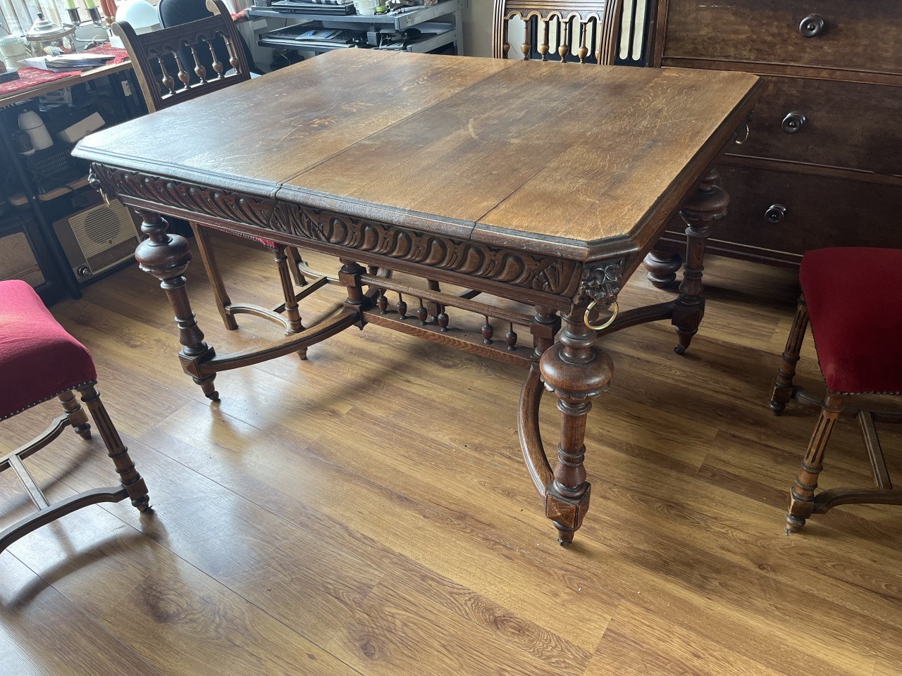 Eikenhouten Mechelse tafel met leeuwenkoppen, 4 stoelen